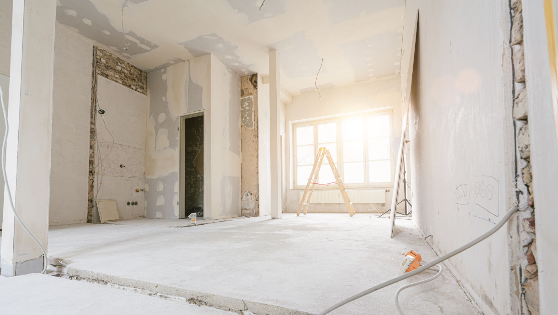 Arbeiten im Innenausbau eines Gebäudes mit Trockenbau